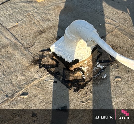 איטום גג עם חומר לבן סביב צינור